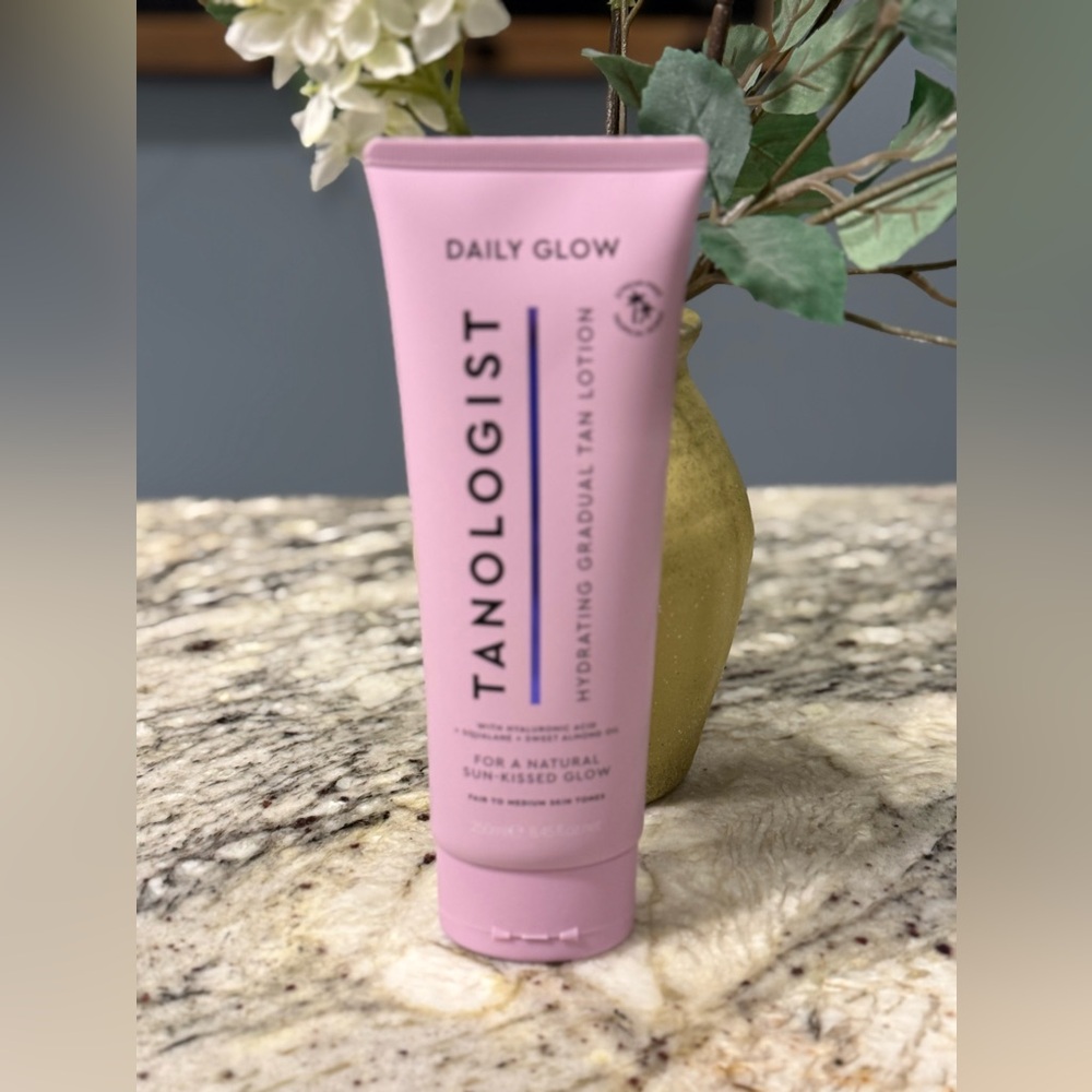 Tanologist Daily Glow Hydrating Gradual Tan Lotion 8.45 oz
NEW & Sealed